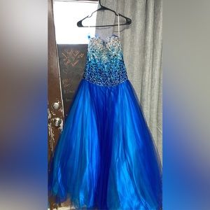 New only worn to try on. Was for my sweet 16 but never used.